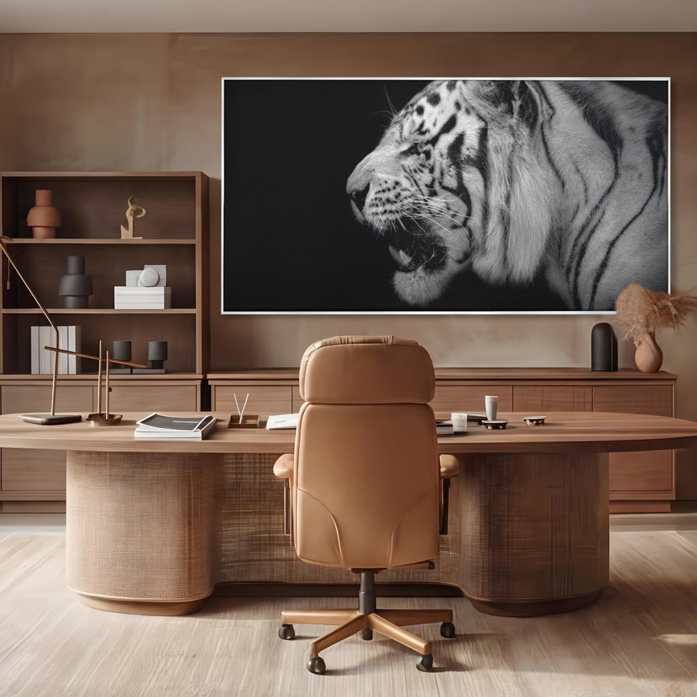 Tablou canvas cu tablou canvas cu tigru alb-negru, in rama de aluminiu argintiu, pe perete intr-un birou